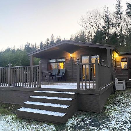 Stunning 4-Bedroom Cabin With Hot Tub In Beattock! Exterior foto