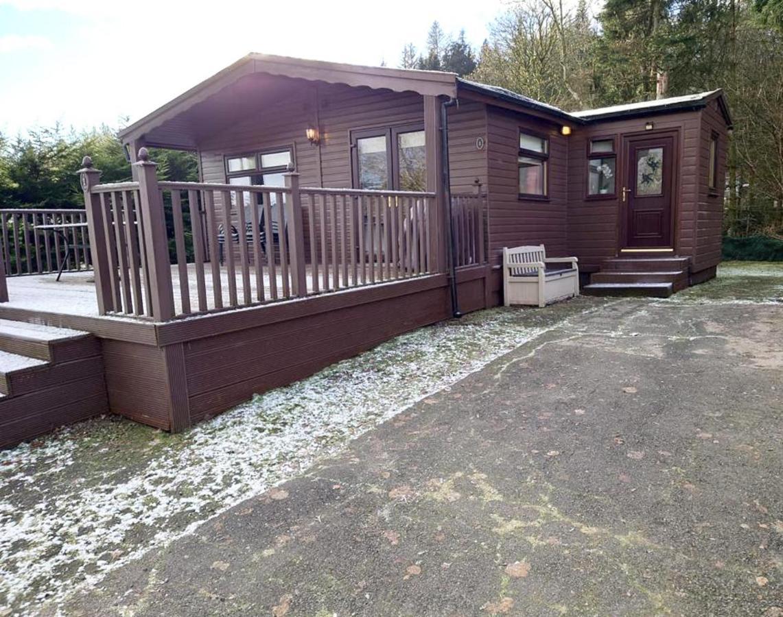 Stunning 4-Bedroom Cabin With Hot Tub In Beattock! Exterior foto